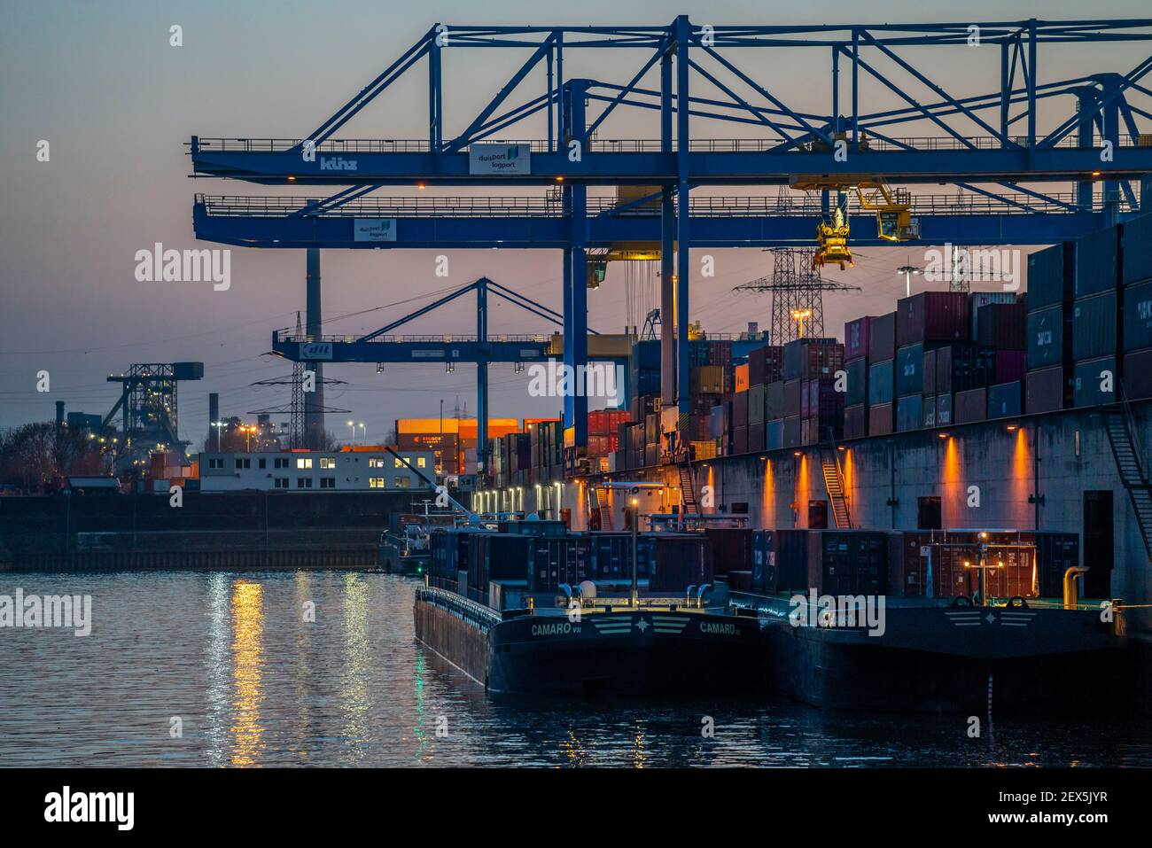 Hafenbecken, Portalkrane im Container Umschlagzentrum, trimodaler Container Terminal, im Logport in Duisburg-Rheinhausen, Frachtschiff, D Stockfoto