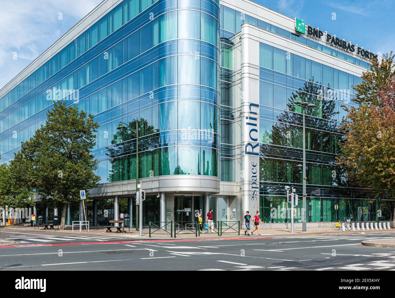 Das moderne Wohn- und Bürogebäude Espace aus Glas und Stahl Rodin Stockfoto