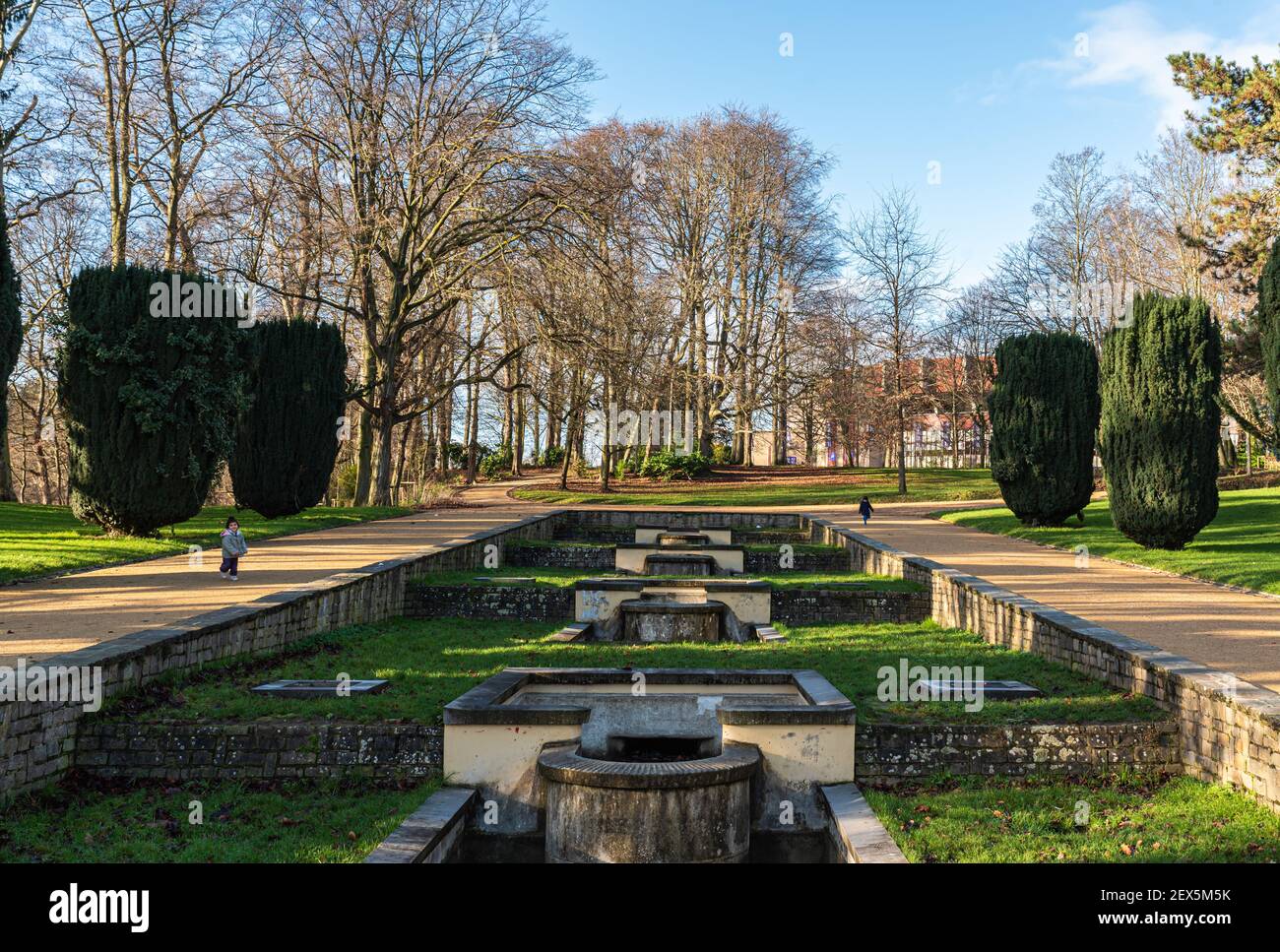 Anderlecht, Brüssel Hauptstadt Region - Belgien : 12 25 2020: Blick über den Brunnen und die Spielplätze des Astrid Parks Stockfoto