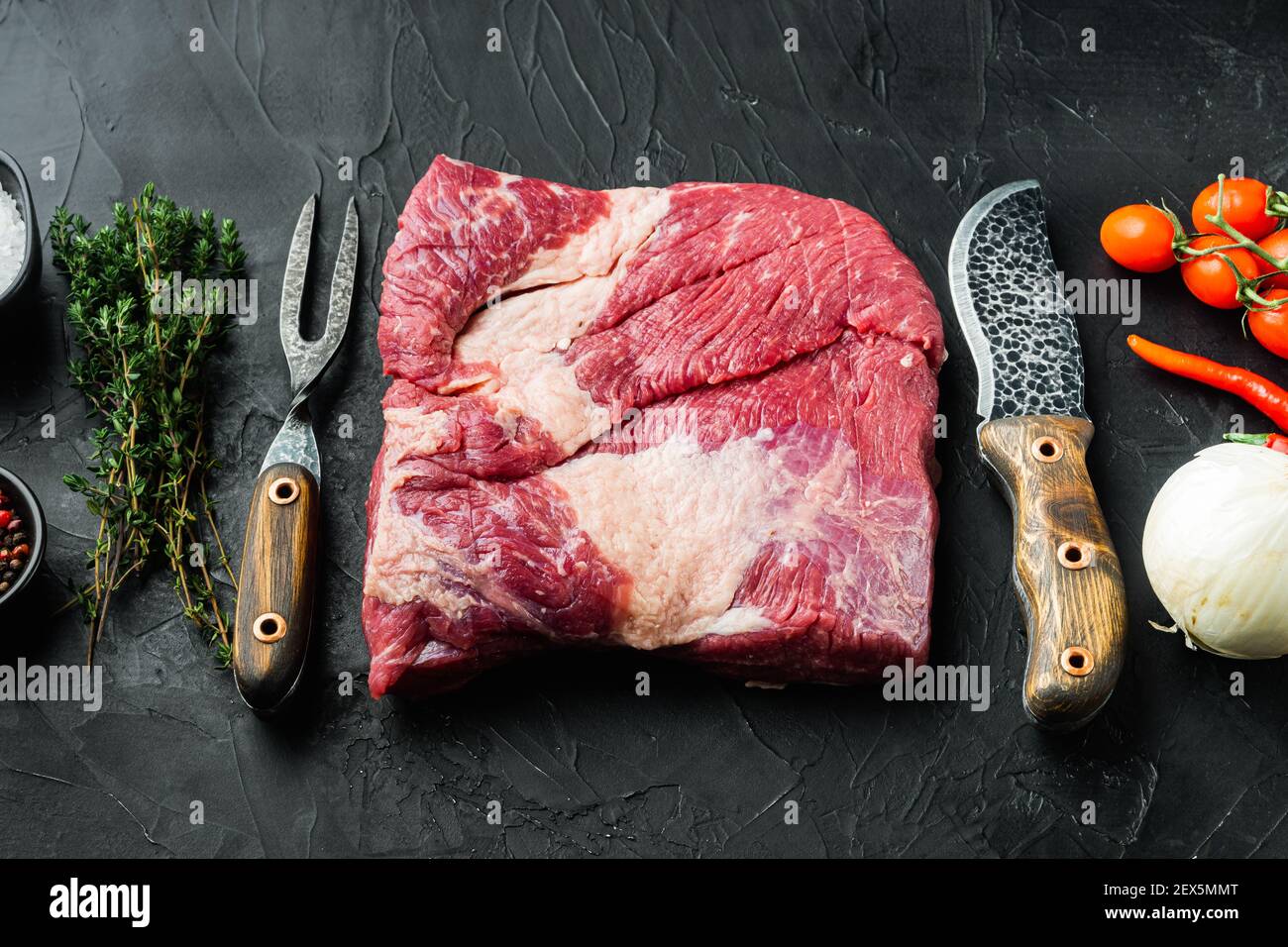 Roh Kalb Brisket Rindfleisch Set, mit Zutaten für das Rauchen machen Grill, Pastrami, Heilung, auf schwarzem Stein Hintergrund Stockfoto