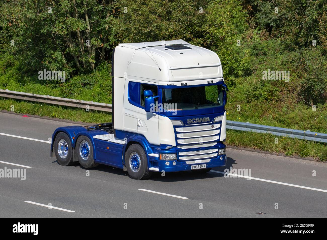 Blau weiß Neue Scania Traktoreinheit; Spedition Lieferwagen, LKW, Schwerlastfahrzeuge, Transport, LKW, Frachtführer, Fahrzeug, Europäische Nutztransportindustrie LKW, M6 in Manchester, UK Stockfoto