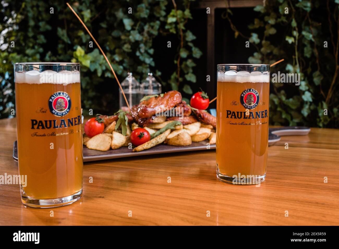 BRCKO, BOSNIEN UND HERZEGOWINA - 05. Dezember 2018: Teller mit leckeren  Speisen und Paulaner Bier Stockfotografie - Alamy