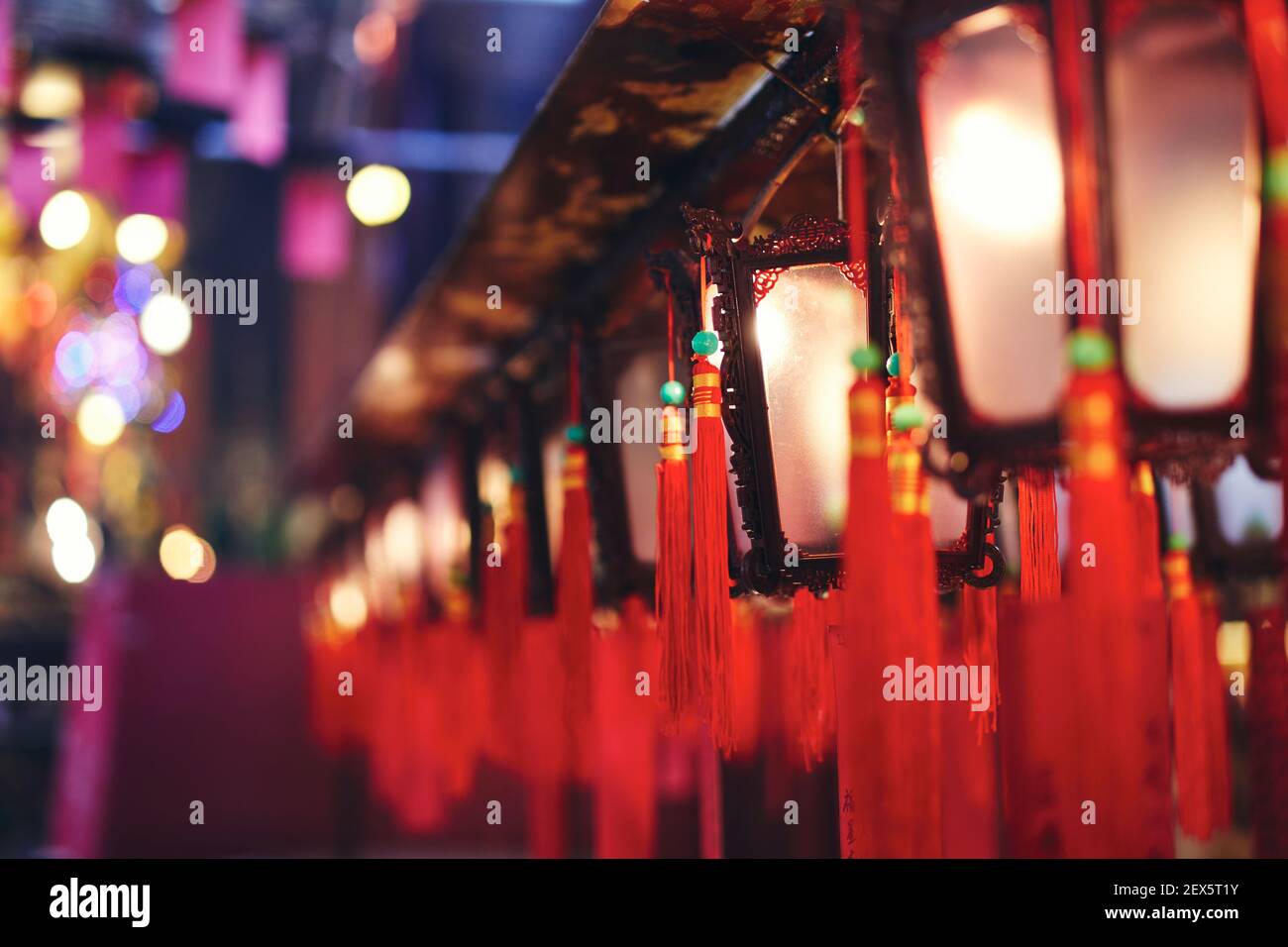 Selektiver Fokus auf traditionelle rote chinesische Laternen mit Segnungen. Man Mo Tempel, Hongkong Stockfoto