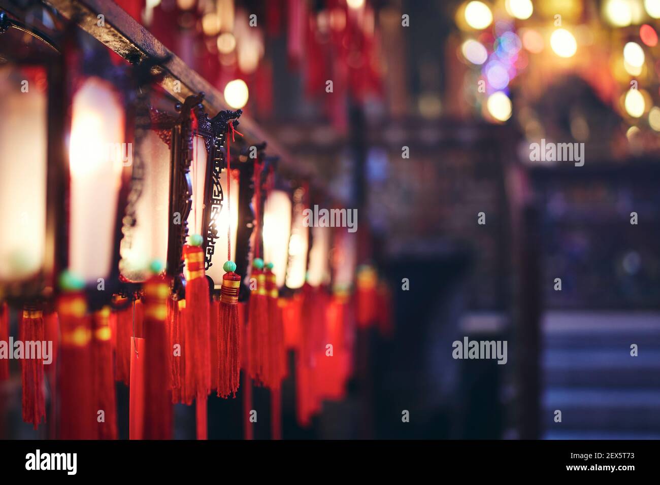 Selektiver Fokus auf traditionelle rote chinesische Laternen mit Segnungen. Man Mo Tempel, Hongkong Stockfoto