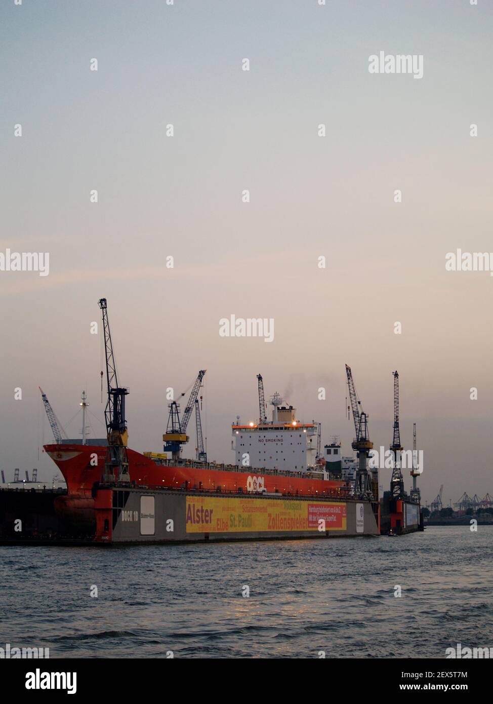 Abendstunde im Hafen, Hamburg, Deutschland Stockfoto