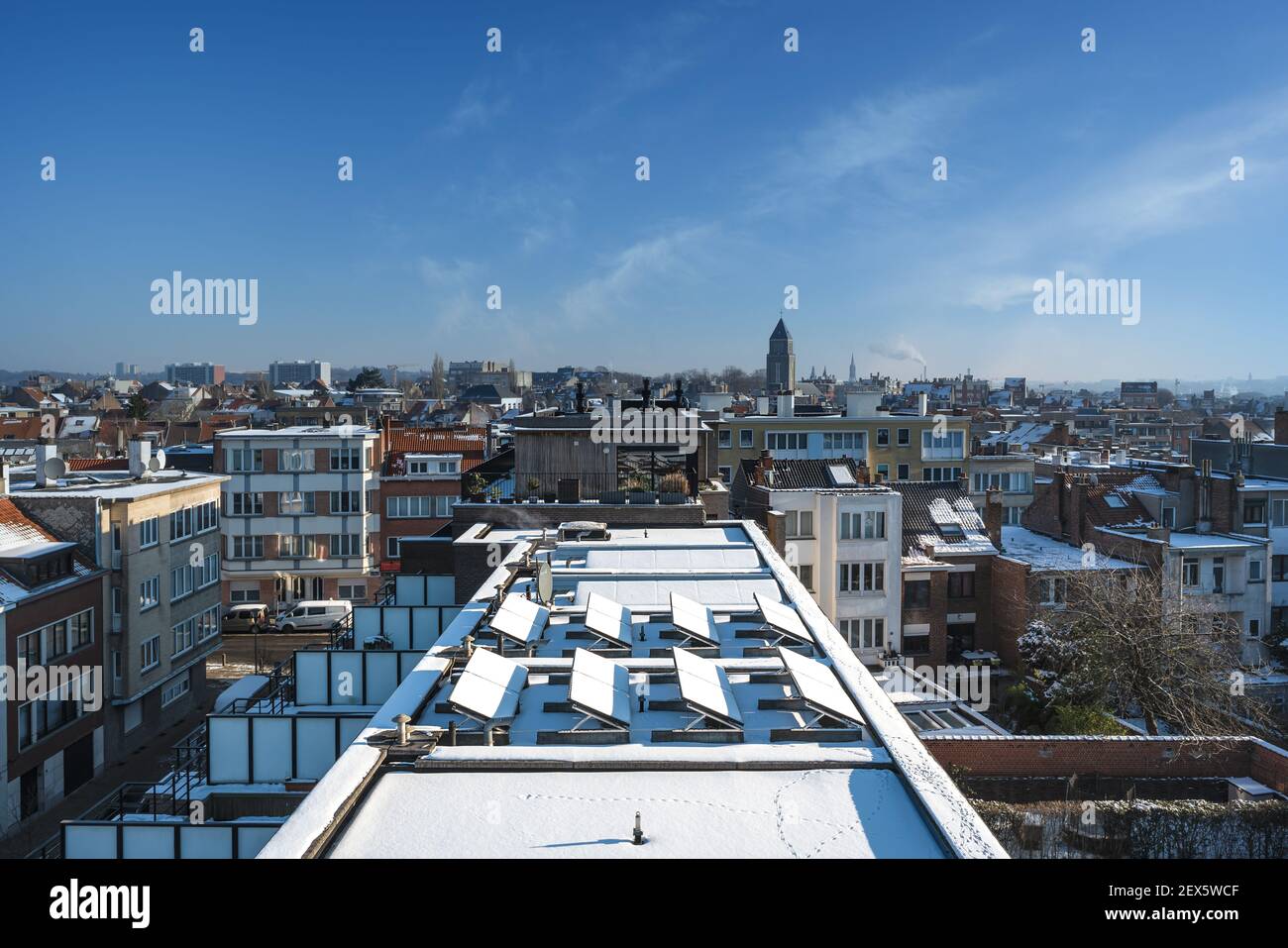 Jette, Region Brüssel-Hauptstadt -Belgien - 02 11 2021:Skyline von Brüssel mit Schnee auf den Dächern in einem Wohngebiet Stockfoto