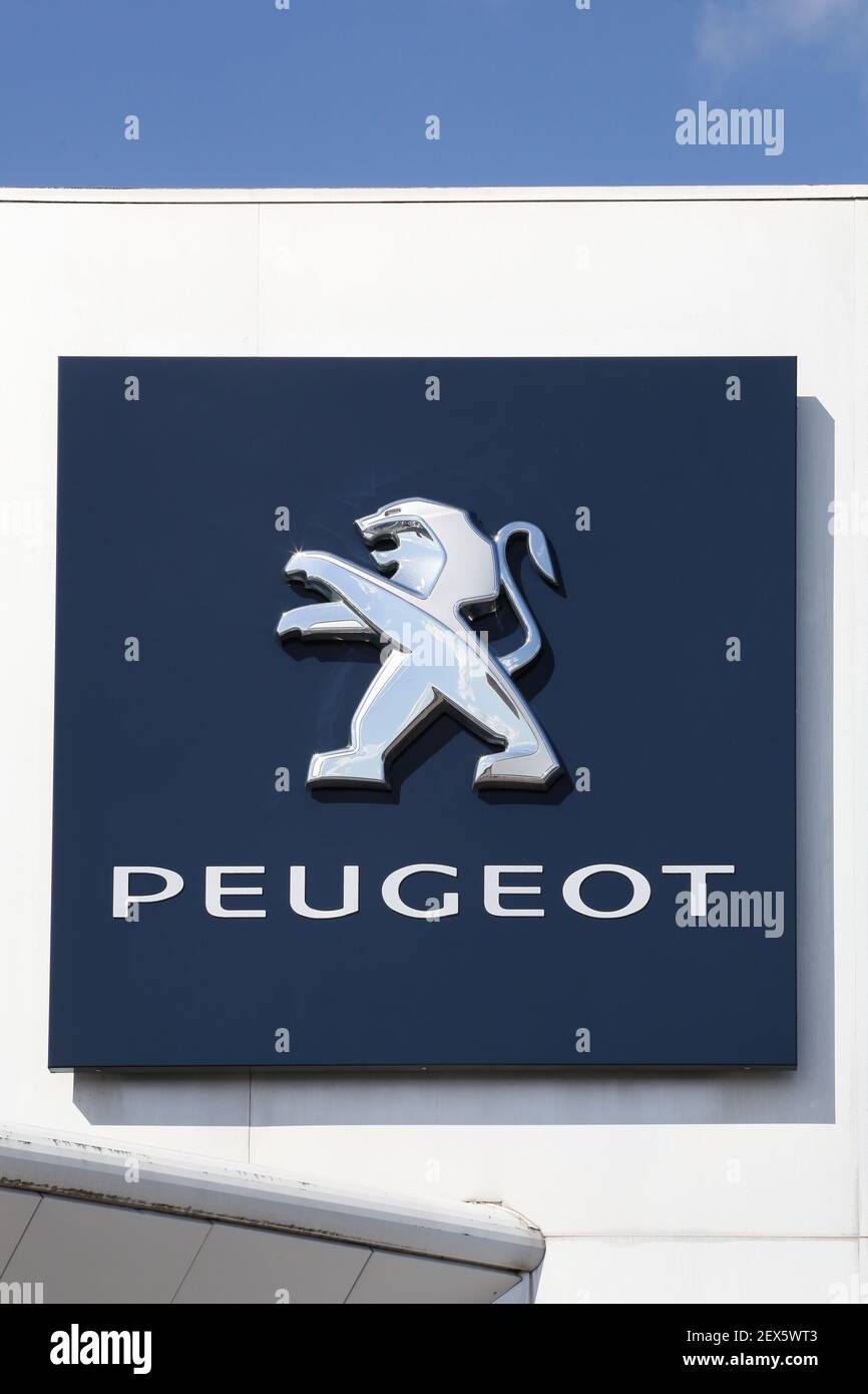 Risskov, Dänemark - 11. Mai 2019: Peugeot-Logo an der Wand. Peugeot ist eine französische Automobilmarke, die zur automobilgruppe peugeot Citroen gehört Stockfoto