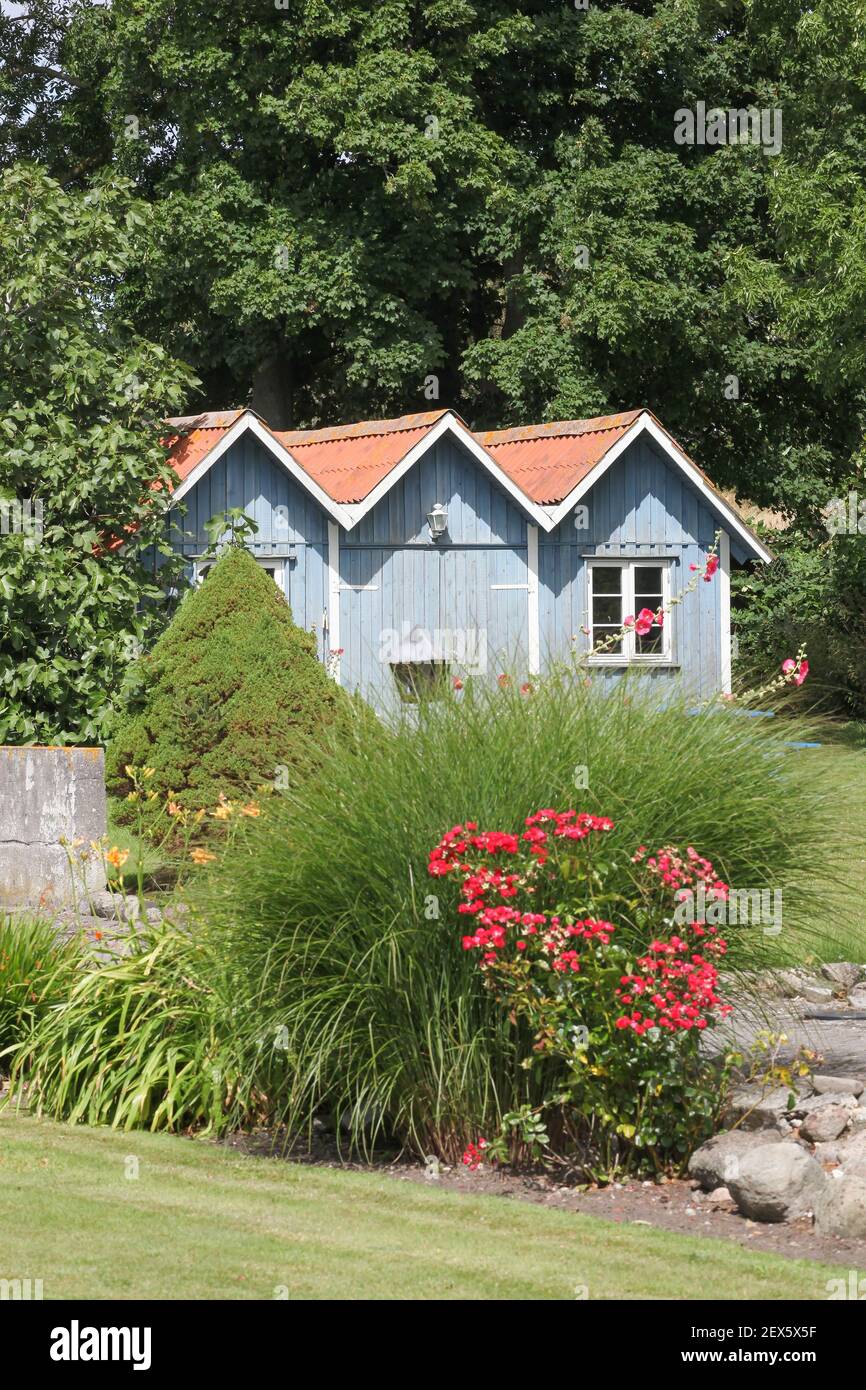 Garten mit kleinen blauen Hütten in Tuno Island, Dänemark Stockfoto