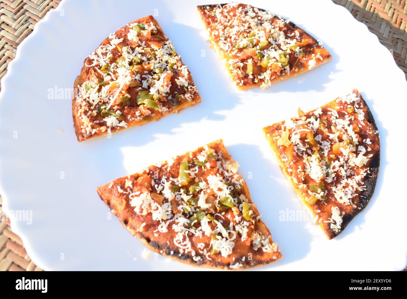 Farali Pizza aus Fasten Mehl während der indischen Fasten mit Fasten Zutaten mit Käse gekrönt gegessen. Indische Pizza auf Hartbasis. Vorbereitet während Stockfoto