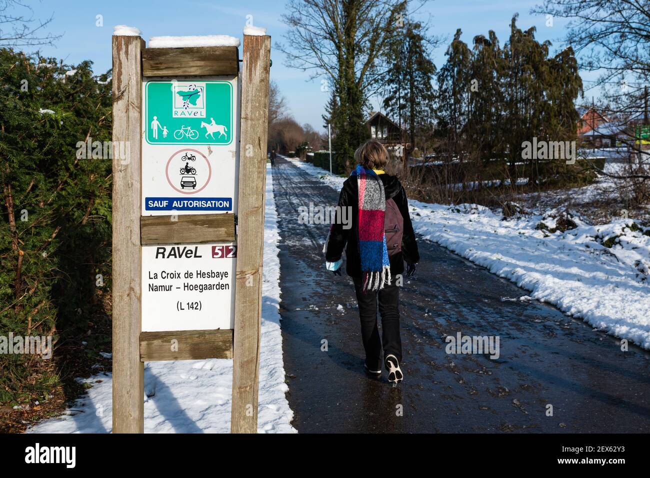 Jodoigne, Wallonien - Belgien - 01 23 2021: Frau, die im Winter am Namur Ravel spazieren geht Stockfoto