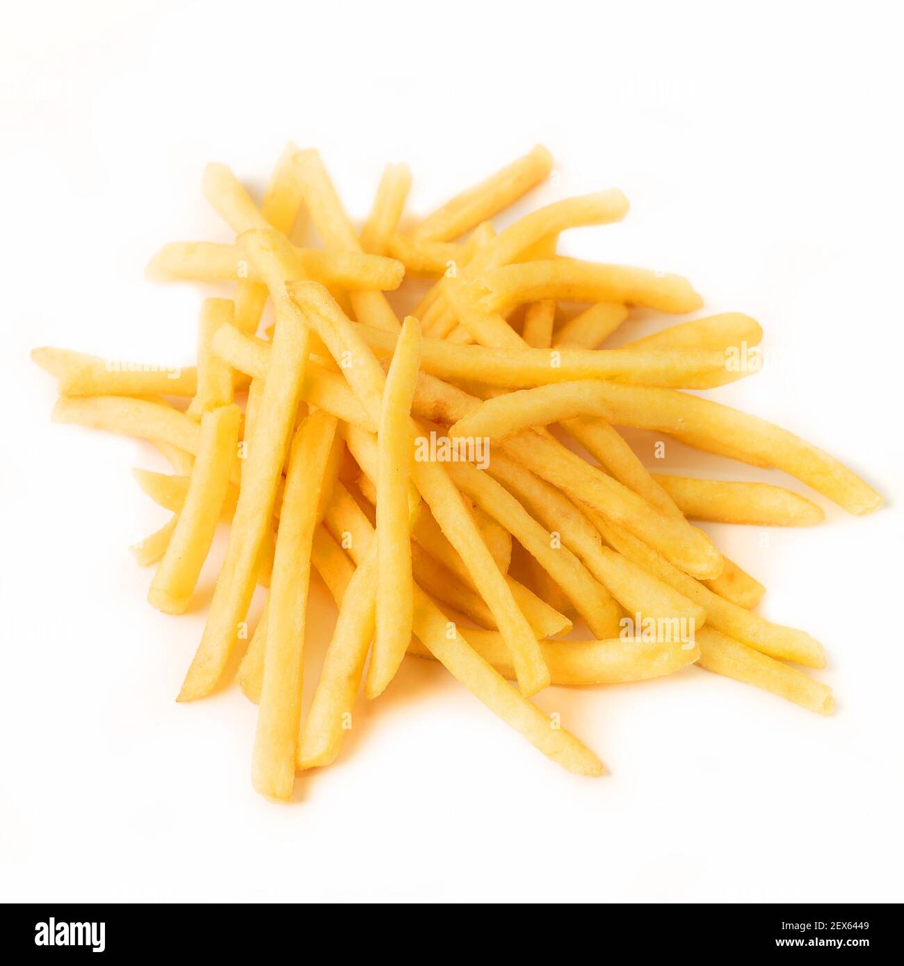 Eine Handvoll Kartoffelstäbchen isoliert auf weißem Hintergrund. Gemüse für Pommes Frites verarbeitet. Hochwertige Fotos Stockfoto