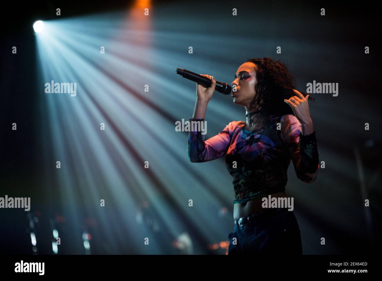 Fka Twigs Tritt Live Im Nos Primavera Sound In Porto Auf Foto Von Diogo Baptista Pacific Press Bitte Benutzen Sie Die Gutschrift Aus Dem Kreditfeld Stockfotografie Alamy