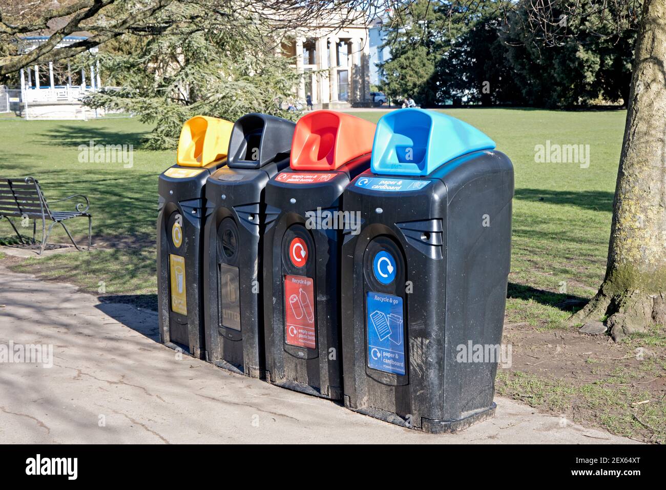 Bunte Recycling-Behälter Pittville Park Cheltenham Stockfoto