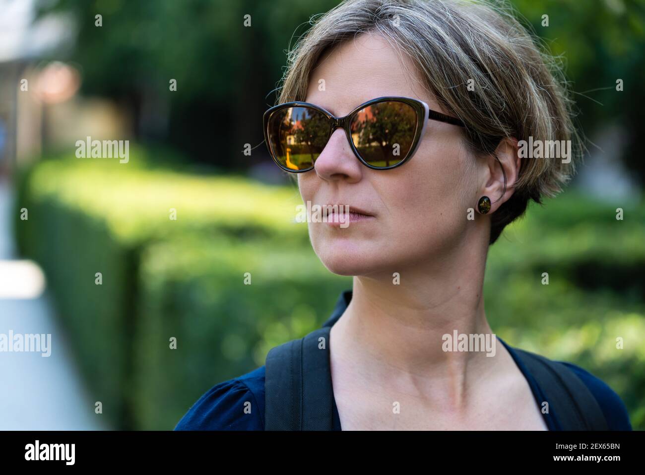 Prag - Tschechische Republik - 08 01 2020: Porträt einer attraktiven dreißigjährigen Frau mit einem grünen Hintergrund im Naturpark Stockfoto