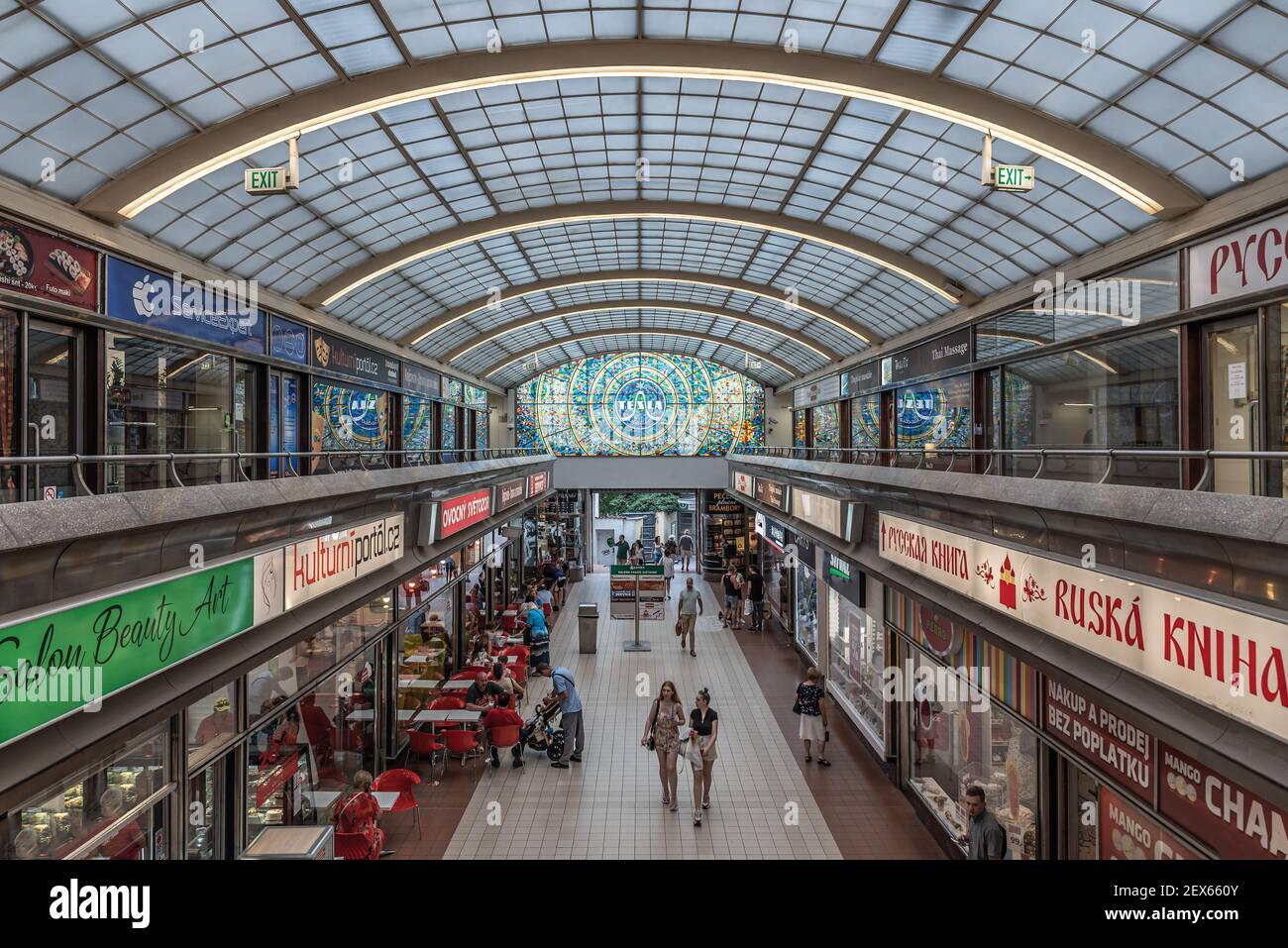 Prag / Tschechische Republik - 08 01 2020: Innenarchitektur einer Shopping- und Restaurantgalerie im Jugendstil Stockfoto