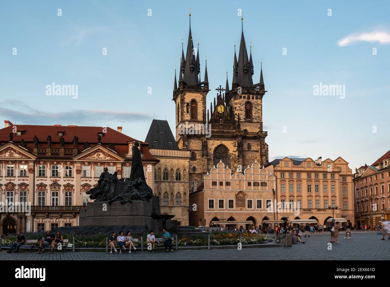 Prag - Tschechische Republik - 08 01 2020: Der Altstädter Ring in der Abenddämmerung mit der Liebfrauenkirche vor Týn Türmen im Hintergrund Stockfoto