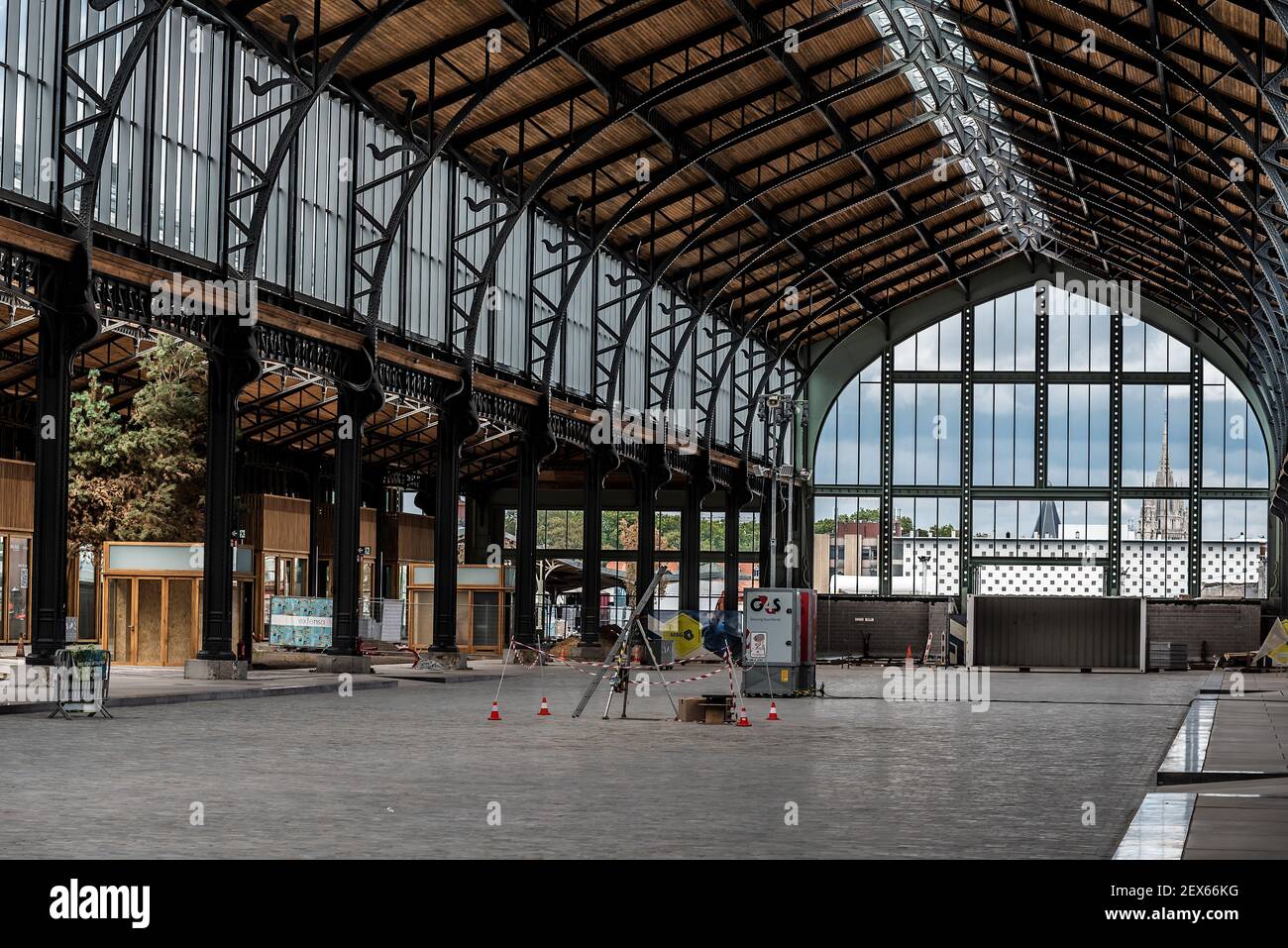 Brüssel Zentrum / Belgien - 30 08 2020: Gerader Jugendstil-Innenausbau des Royal Depot bei der Tour und Taxis eventhall Stockfoto