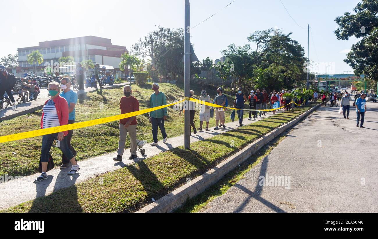Menschen warten in Santa Clara, Kuba. Sandino Viertel, Line-up, um Lebensmittel oder Lebensmittel zu kaufen Stockfoto