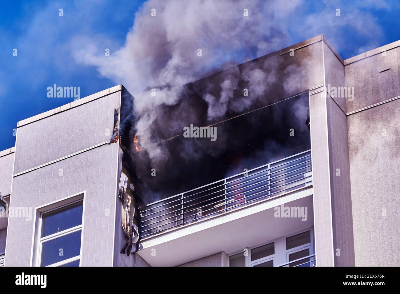 21. April 2020, Riga Lettland: Feuer in einem mehrstöckigen Wohngebäude im obersten Stockwerk Stockfoto