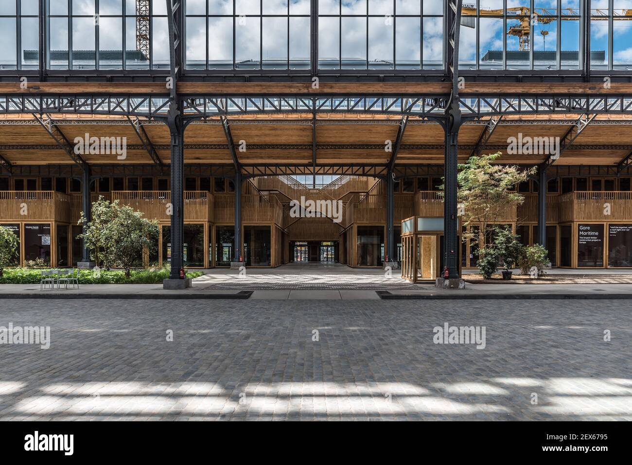 Brüssel Zentrum / Belgien - 30 08 2020: Gerader Jugendstil-Innenausbau des Royal Depot bei der Tour und Taxis eventhall Stockfoto