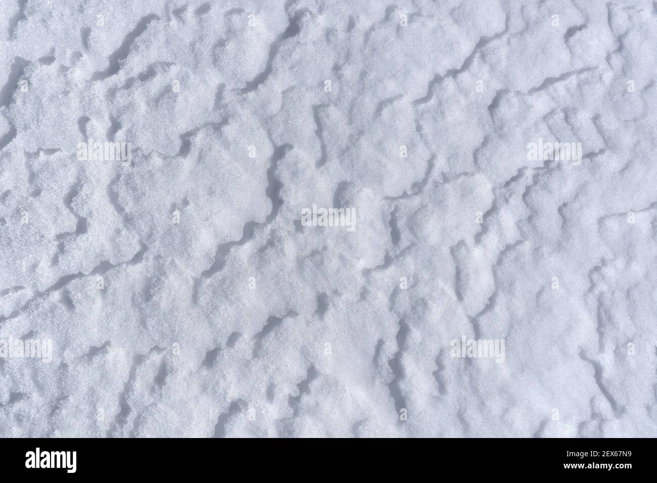 Schneeoberfläche mit leichten Drifts in Nahaufnahme Stockfoto