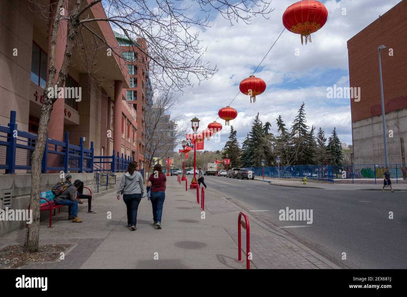 Fußgänger gehen am chinesischen Kulturzentrum im Chinatown District im Stadtzentrum von Calgary, Calgary, Alberta, Kanada, vorbei. Stockfoto