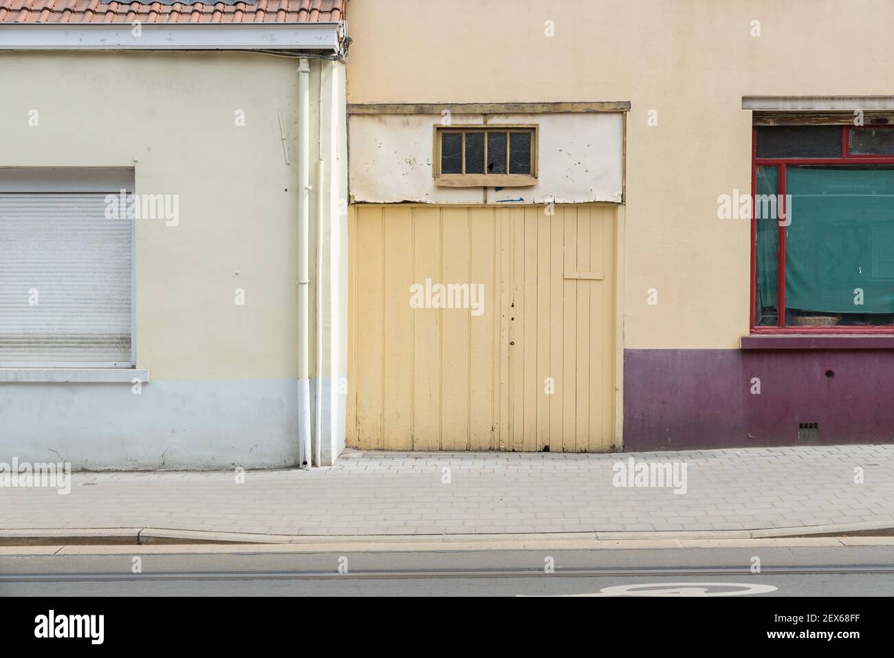 Uccle, Brüssel Hauptstadt Region / Belgien - 05 29 2020: Traditionelle Fassade in Pastellfarben Stockfoto