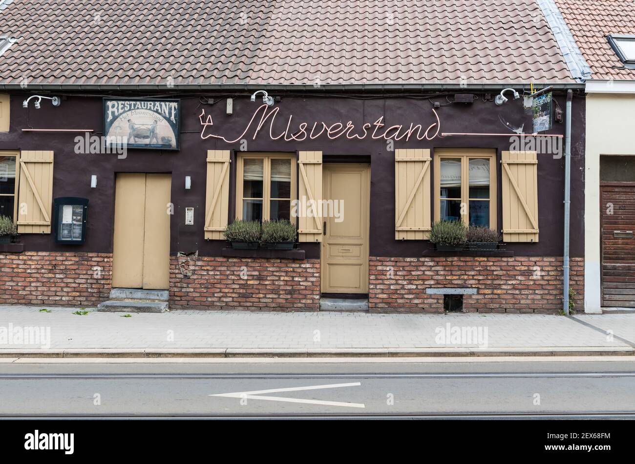 Uccle, Region Brüssel-Hauptstadt / Belgien - 05 29 2020: Vintage-Fassade der alten Brasserie 't Misverstand Stockfoto