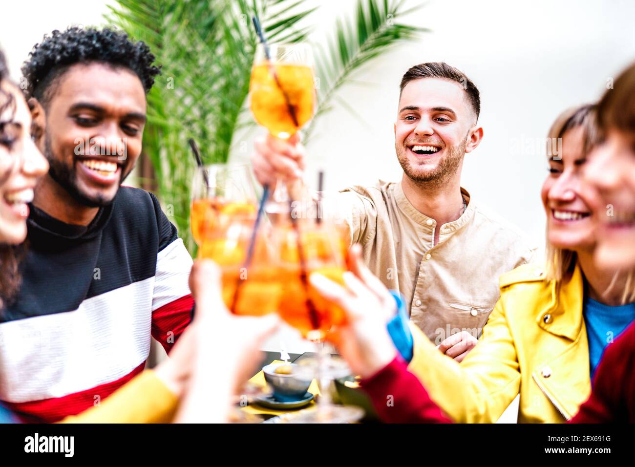 Leute toasten Spritz in Cocktail Bar Restaurant - Life style Konzept mit jungen Freunden, die Spaß haben, gemeinsam Getränke zu teilen Happy Hour Stockfoto