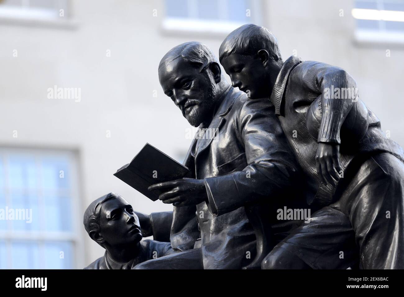 London, England, Großbritannien. Statue von Quintin Hogg (Kaufmann und Philanthropin: 1845-1903) in Portland Place (1906: Sir George Frampton) Stockfoto