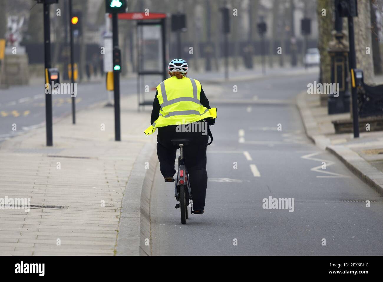 London, England, Großbritannien. Frau in Hi-vis Jacke auf einem Fahrrad in einer Fahrradstraße, Victoria Embankment Stockfoto