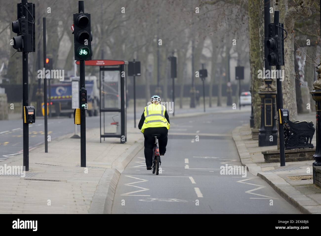 London, England, Großbritannien. Frau in Hi-vis Jacke auf einem Fahrrad in einer Fahrradstraße, Victoria Embankment Stockfoto