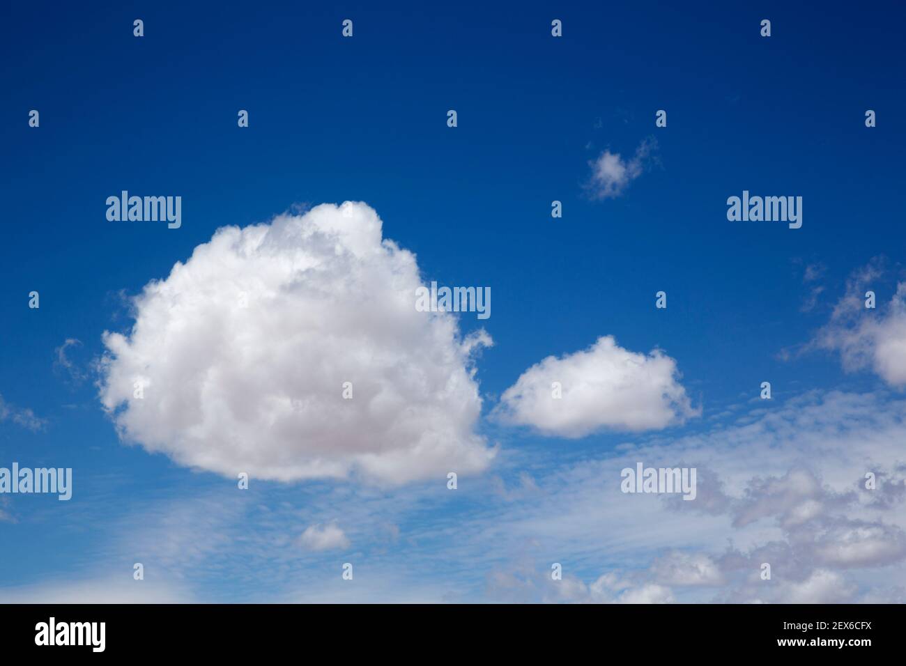 Weiße geschwollene Wolken gegen einen blauen Himmel Stockfoto