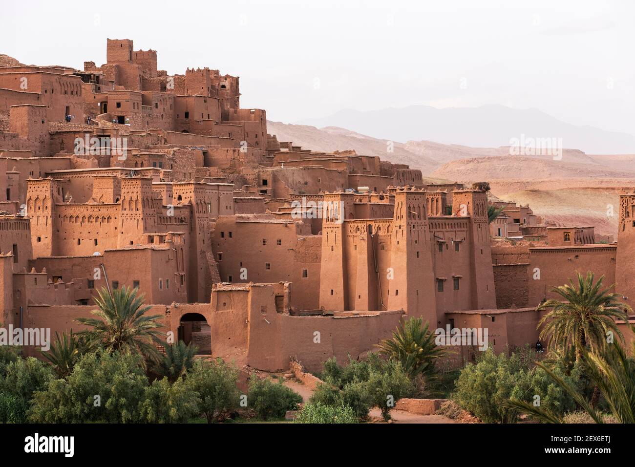 Marokko, Ksar von Ait Benhaddou, ein Dorf, das aus Lehmziegeln oder lehmziegeln gebaut wurde. Stockfoto