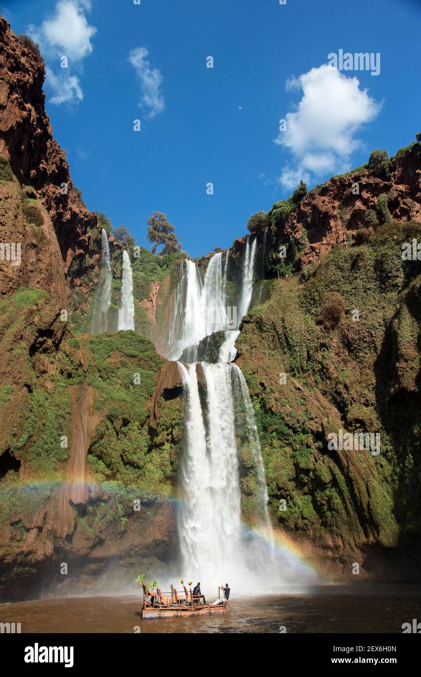 Marokko, Cascades d'Ouzoud, Wasserfälle, die über eine Klippe stürzen. Stockfoto