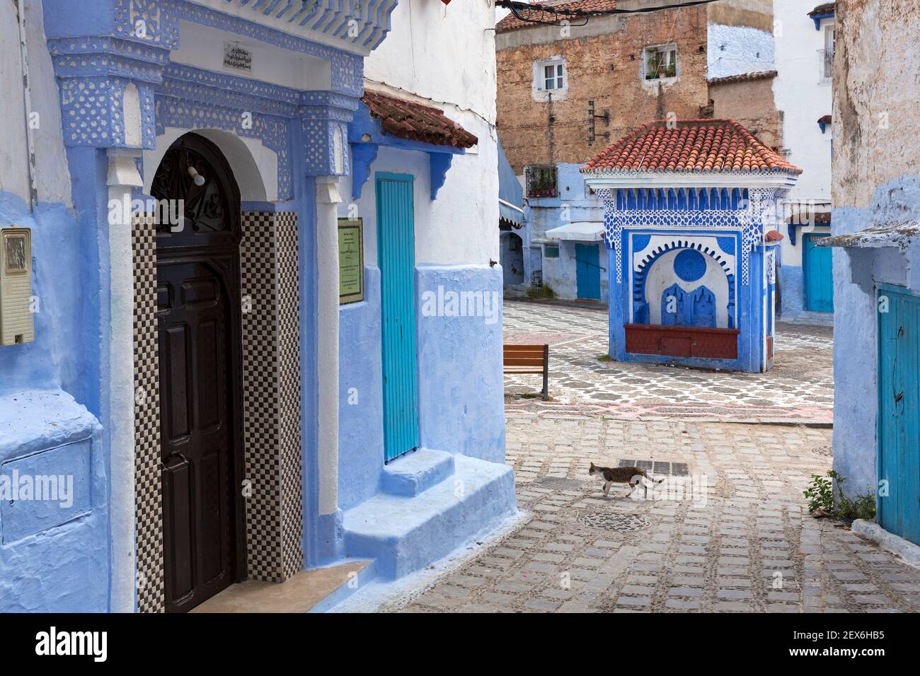 Marokko, Chefchaouen, Architektur von weißen und indigo limewashed Gebäuden Stockfoto
