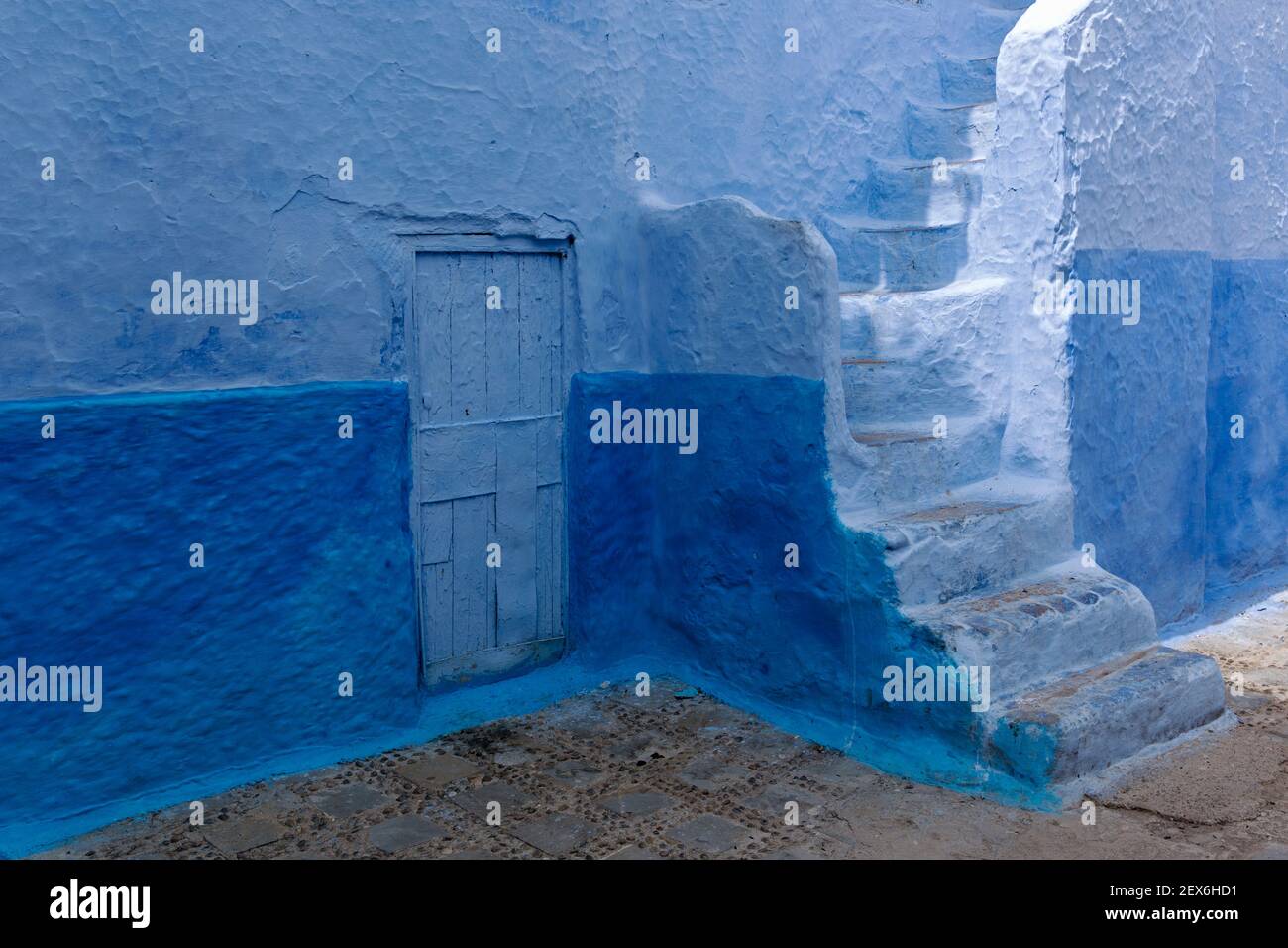 Marokko, Chefchaouen, Architektur von weißen und indigo limewashed Gebäuden Stockfoto