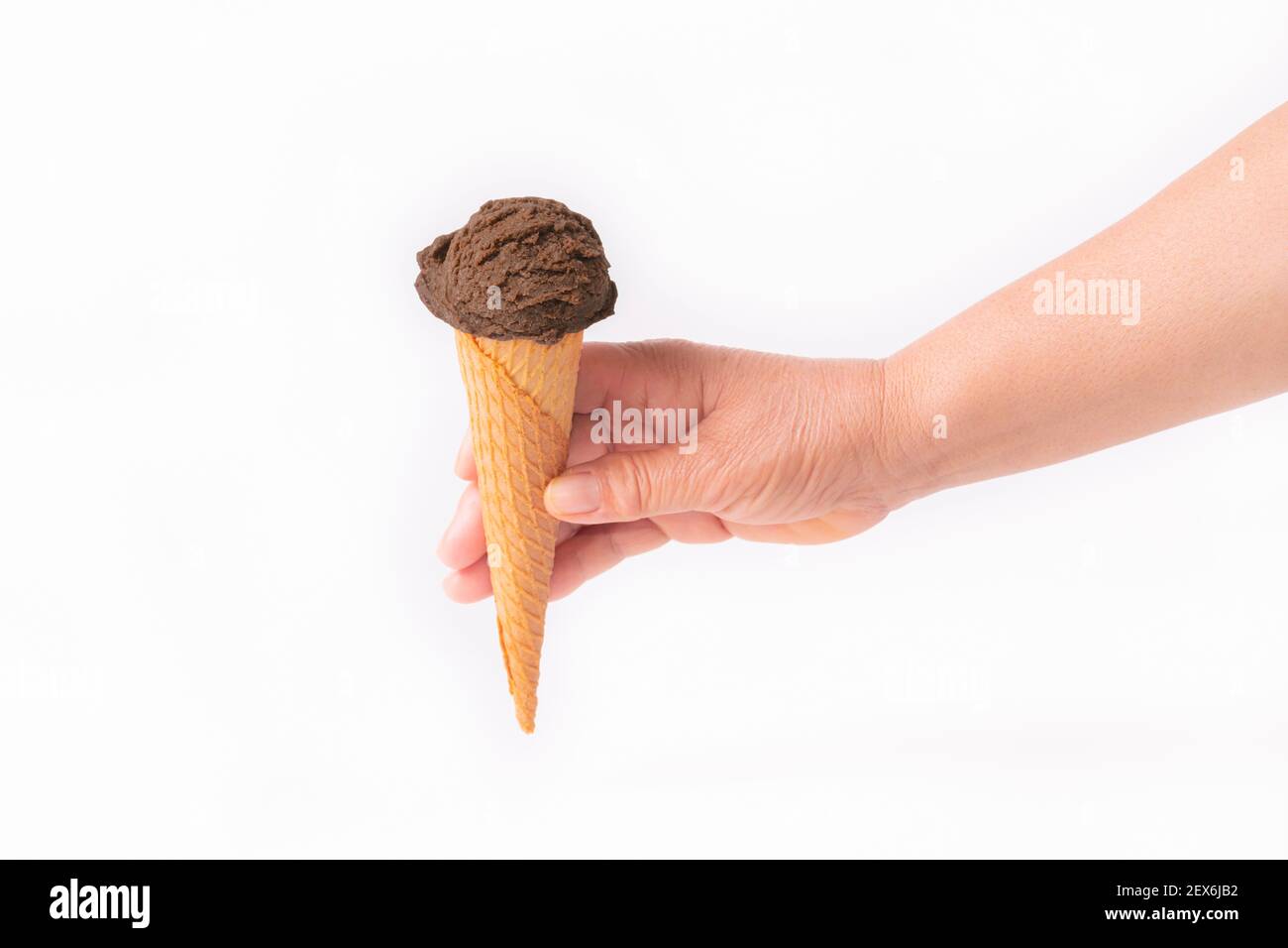 Hand hält eine Schokolade Eis Kegel Stockfoto