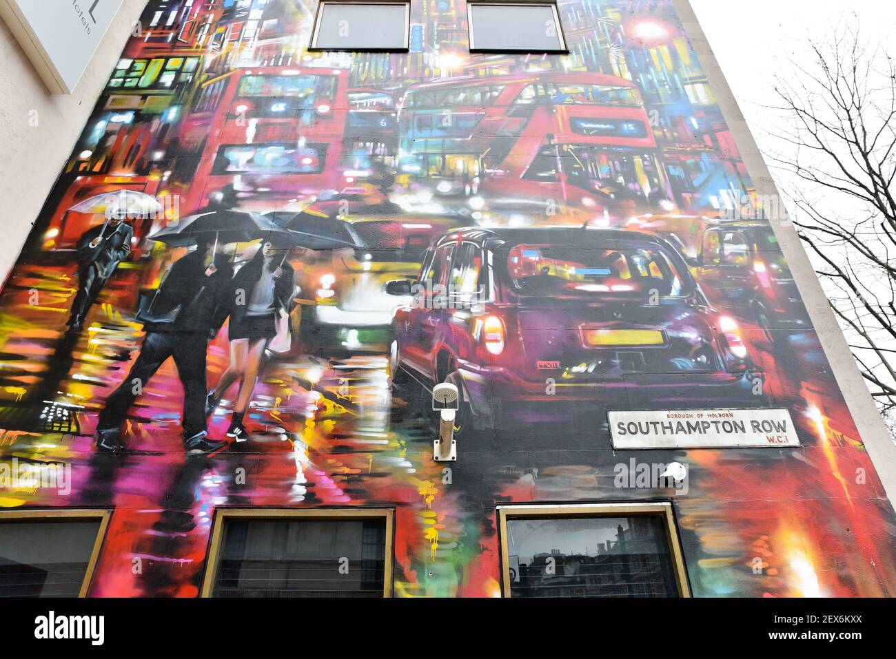 Southampton Row, Holborn, London, Großbritannien. März 2021, 4th. Das größte Wandgemälde Londons des Straßenkünstlers Dan Kitchener an der Wand des NYX Hotel London, Holborn. Kredit: Matthew Chattle/Alamy Live Nachrichten Stockfoto