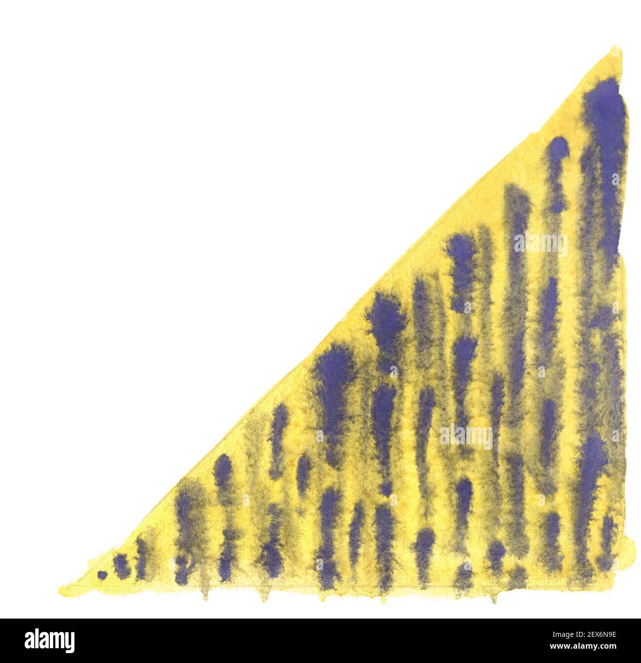 Handgemachte violette Aquarell lineare Spritzer auf gelbem Dreieck. Abstrakte Farbflecken. Aquarellhintergrund. Lebendiges handgemachtes Element für originelles Design Stockfoto