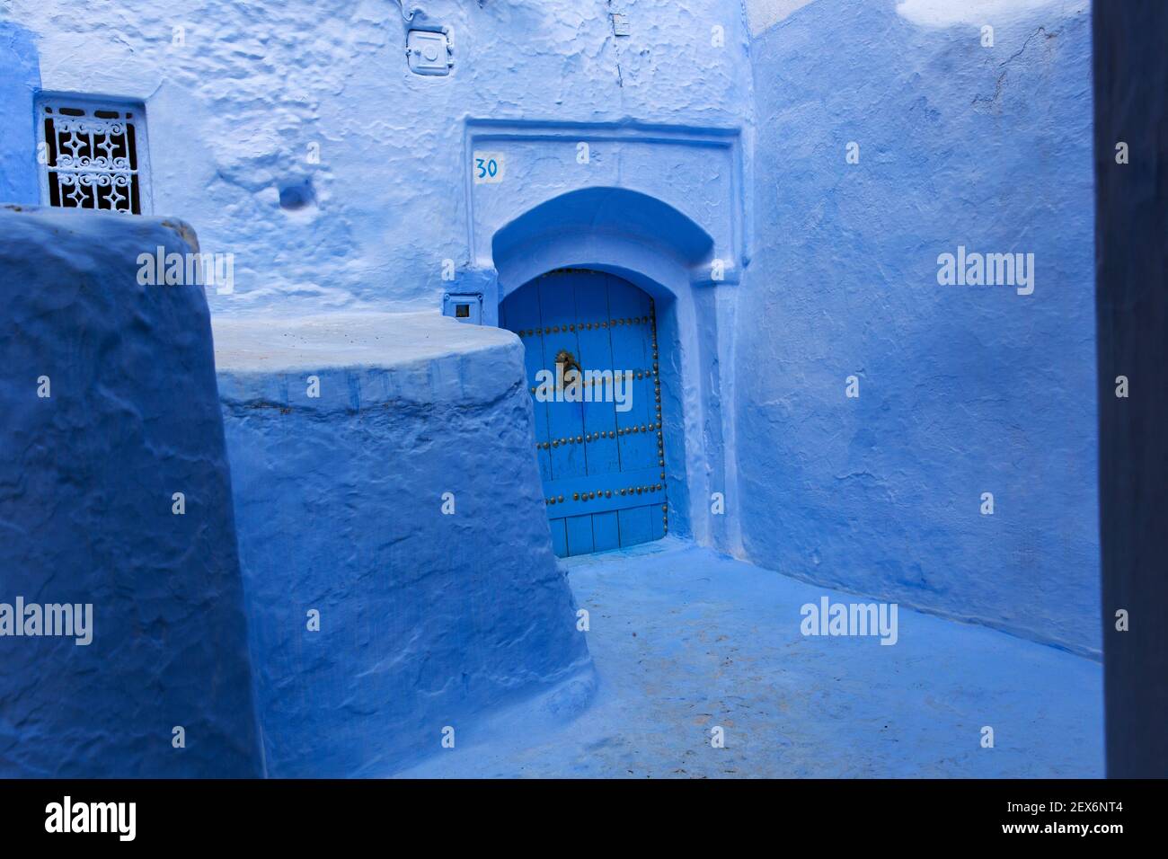 Marokko, Chefchaouen, Architektur von weißen und indigo limewashed Gebäuden Stockfoto