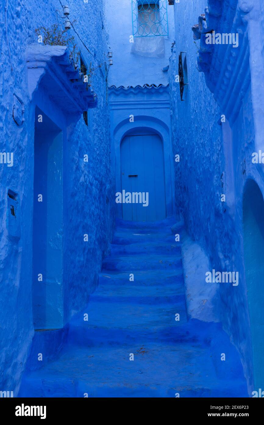 Marokko, Chefchaouen, Architektur von weißen und indigo limewashed Gebäuden Stockfoto