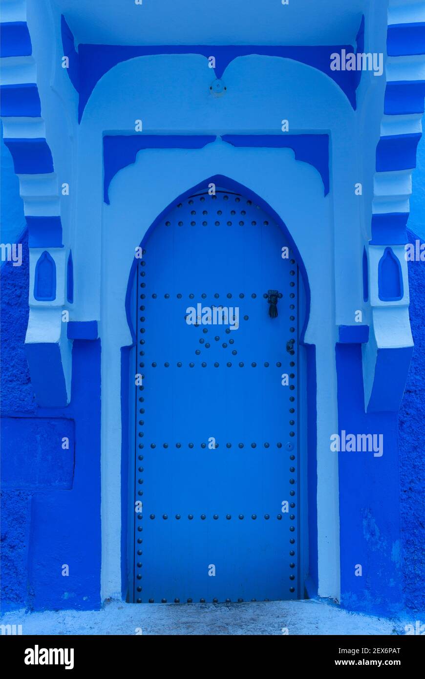 Marokko, Chefchaouen, Architektur von weißen und indigo limewashed Gebäuden, Tür Detail Stockfoto