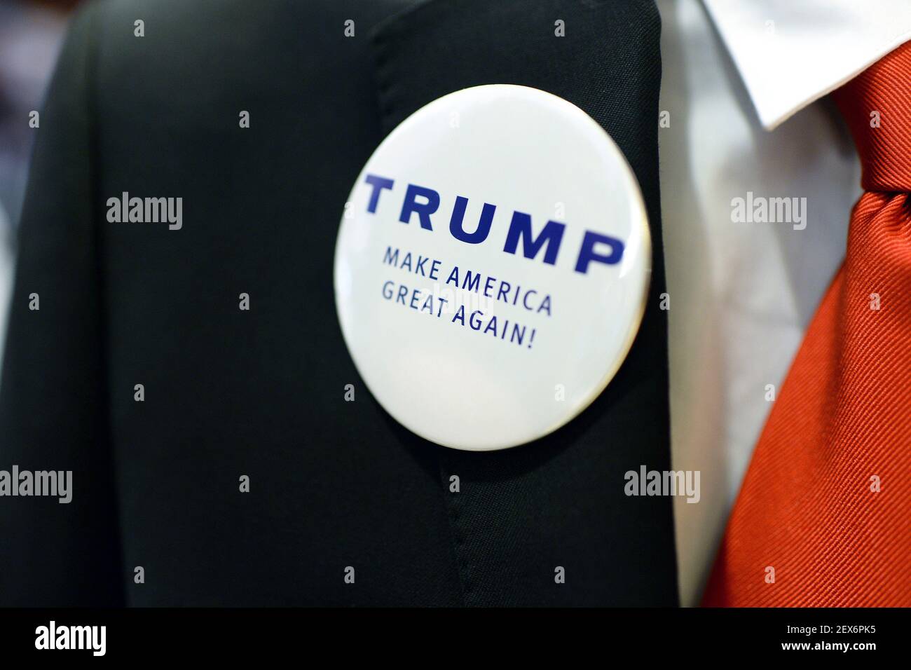 Ein Donald Trump-Unterstützer trägt einen Wahlkampfknopf bei einer Pressekonferenz, bei der der Immobilienmogul und die Fernsehpersönlichkeit Donald Trump während einer Pressekonferenz im Trump Tower auf der Fifth Avenue in New York, NY, seine Kandidatur für die Nominierung der republikanischen Partei für den Präsidenten der Vereinigten Staaten ankündigt. Am 16. Juni 2015. (Foto von Anthony Behar) *** Bitte benutzen Sie Credit from Credit Field *** Stockfoto
