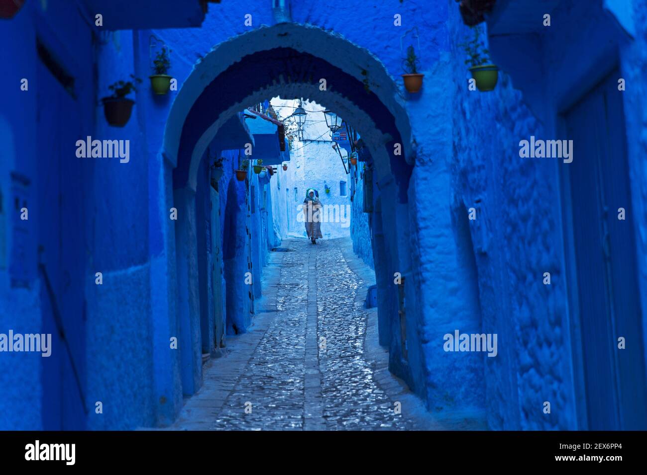 Marokko, Chefchaouen, Architektur von weißen und indigo limewashed Gebäuden Stockfoto
