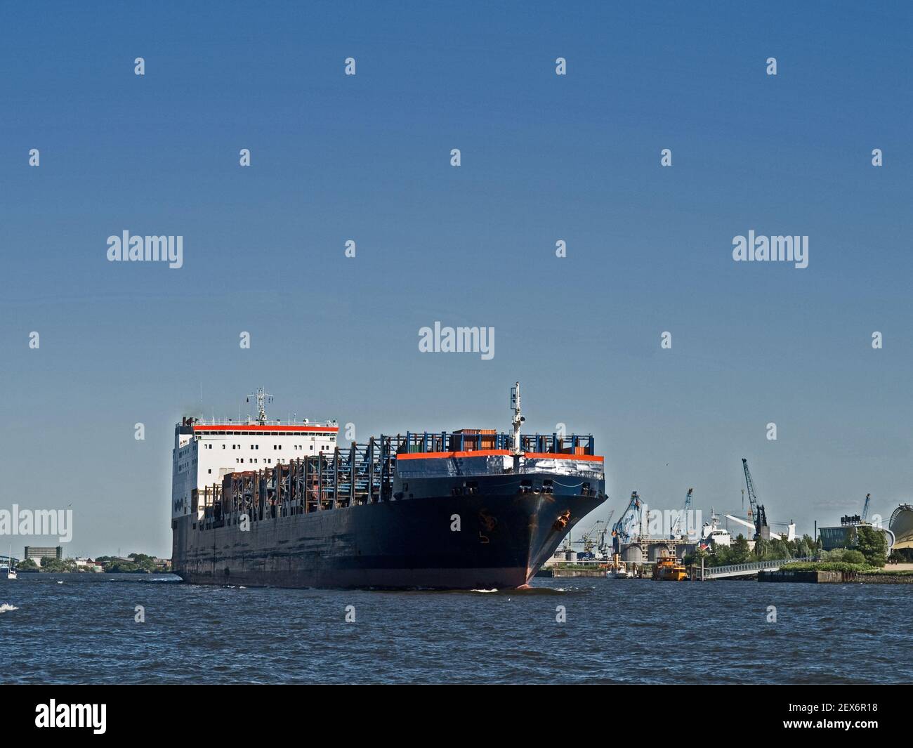 Ein fast leeres Containerschiff, das den Hafen verlässt Stockfoto