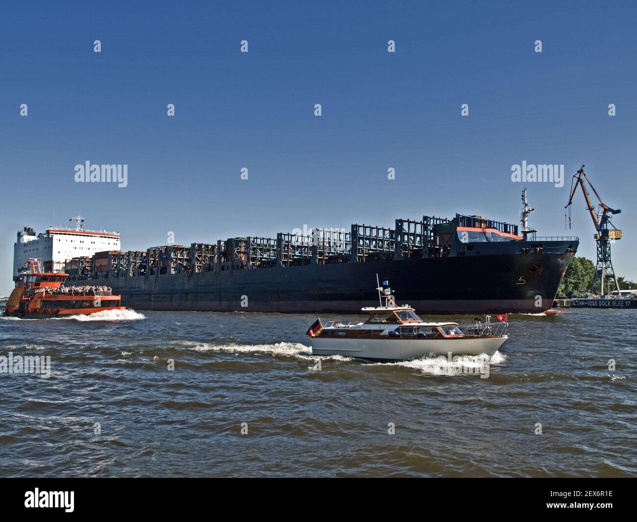 Ein fast leeres Containerschiff verlässt den Hafen Stockfoto