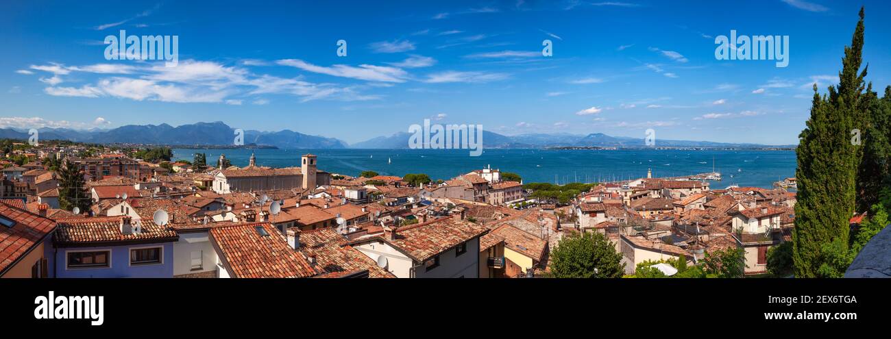 Panoramablick auf Desenzano del Garda, ein Ferienort am Südufer des Gardasees in Norditalien. Der Gardasee ist der größte See in Italien Stockfoto