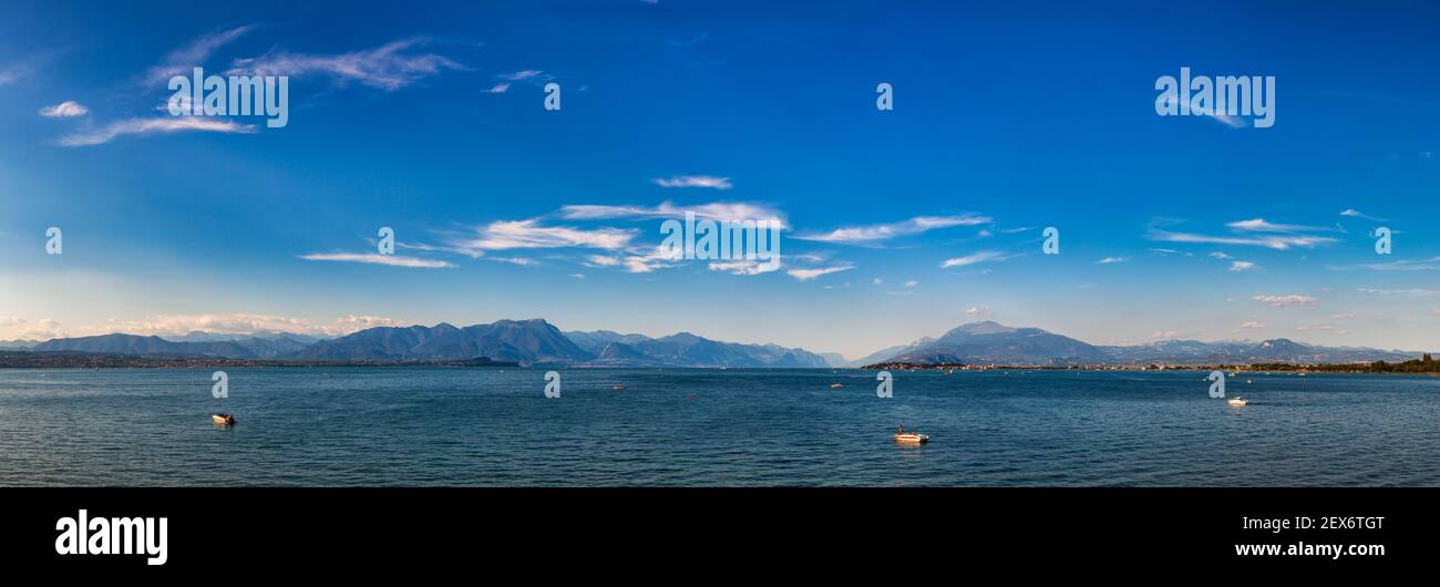 Panoramablick auf den Gardasee (Lago di Garda oder Benaco), den größten See Italiens. Der Gardasee ist ein beliebter Urlaubsort am Rande der Dolomiten Stockfoto