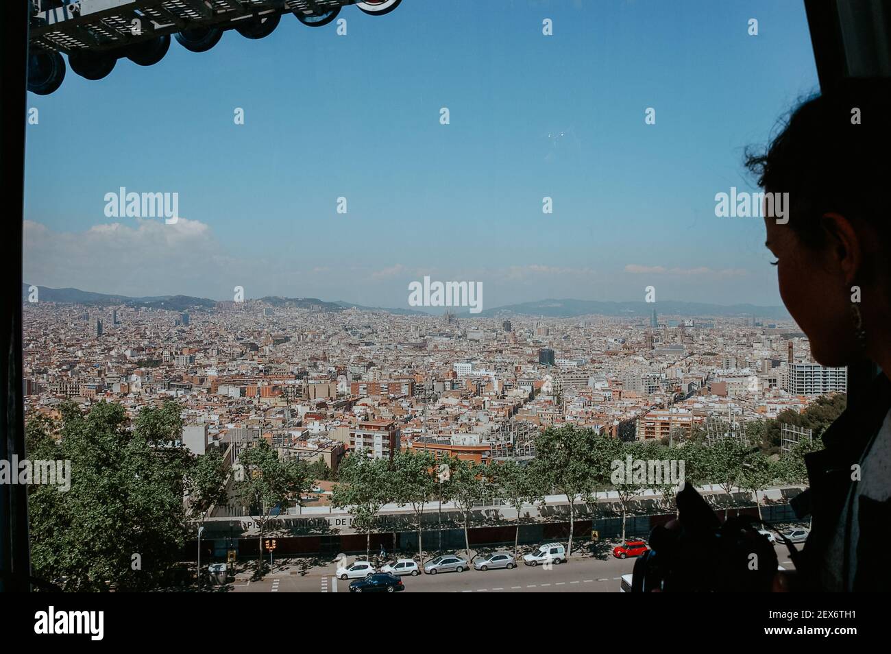 BARCELONA, SPANIEN - 01. Mär 2020: Junges Mädchen im Schatten mit Blick auf das Stadtbild in Barcelona, Spanien Stockfoto